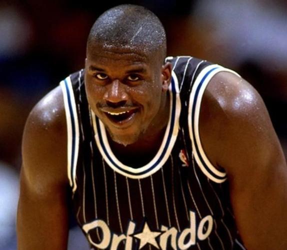 詹姆斯篮板抢断关键时刻锁定胜局（詹姆斯关键篮板与抢断一锤定音）