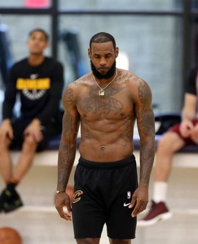 掘金VS独行侠裁判报告：漏吹约基奇打手浓眉+最后一攻传球前走步（掘金对独行侠裁判报告：约基奇打手浓眉被漏判，末攻传球前走步未吹）