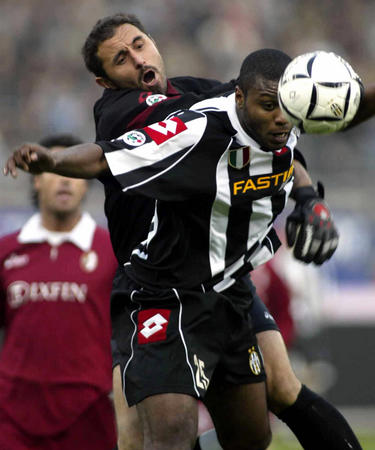 外线开炮！徐杰手感火热独中3记三分 帮助广东扩大优势（徐杰外线火力全开！连中三记三分助广东拉开分差）