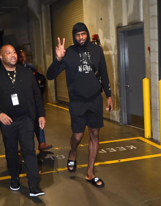 记者：哥甲中场萨缅托满意铁人的报价，目前仅需协商转会事宜（记者：哥甲中场萨缅托已认可铁人报价，转会仅待细节谈妥）