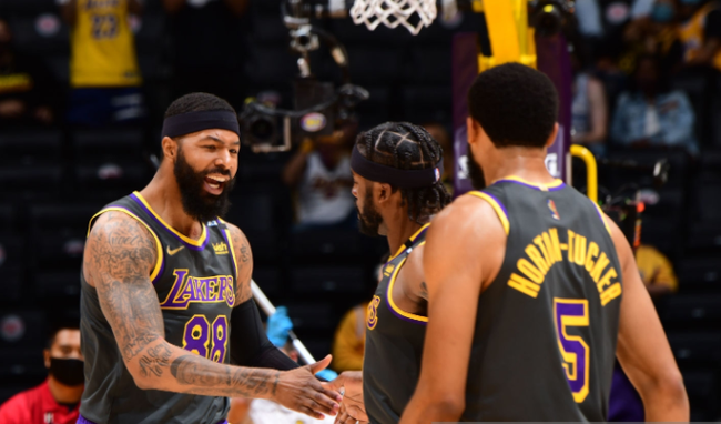 西班牙人举办“鹦鹉不离弃”活动，用待领养狗狗组成特殊阵容（西班牙人发起“鹦鹉不离弃”公益活动，用待领养犬组建独特阵容）