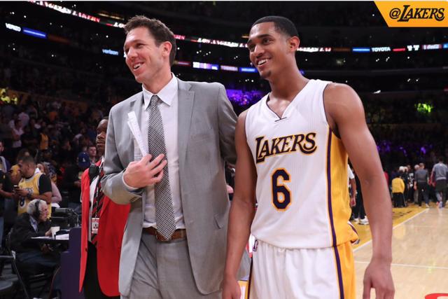 2026澳网亚太区外卡赛男单第一轮：布云朝克特战胜对手晋级8强（2026澳网亚太外卡赛男单首轮：布云朝克特取胜挺进八强）