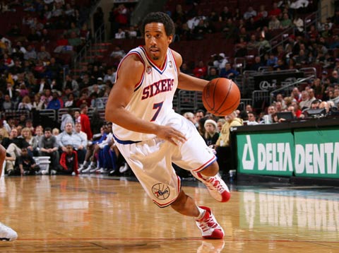 格拉斯纳谈对阵曼联：一周内第三次对三后卫阵型的球队很有趣（格拉斯纳谈战曼联：一周第三次遭遇三后卫球队，颇感有趣）