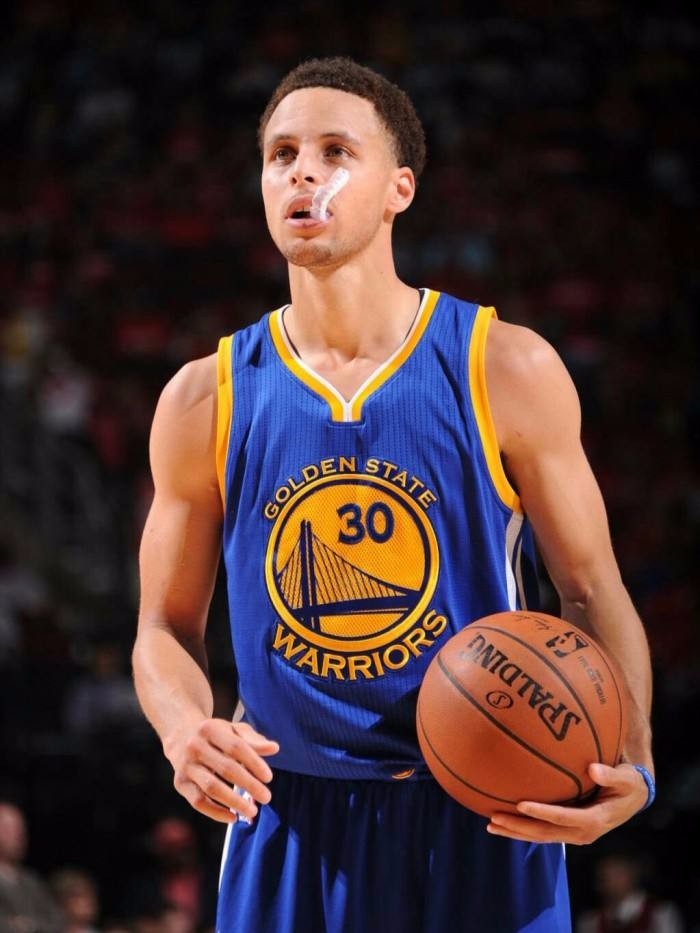 湖记：詹姆斯今日1次失误后 有湖蜜喊“辣鸡 你连历史前5都不是”（湖人记者：詹姆斯今日一次失误后遭湖蜜怒喊“辣鸡，不配进历史前五”）