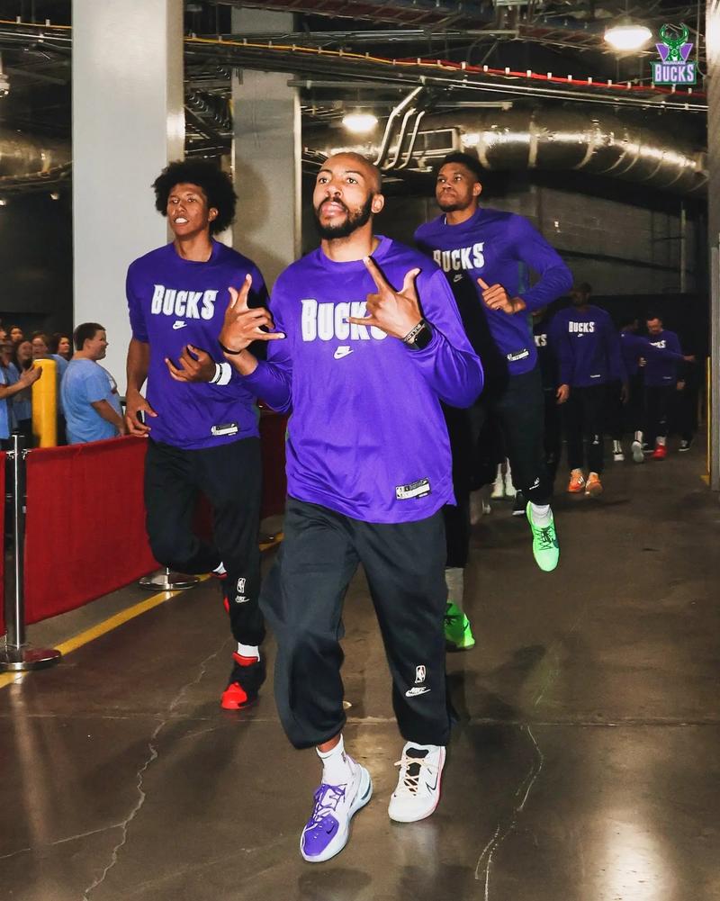 足坛年终大战淘汰赛实时赛况：梅西领先内马尔超600票，亚马尔落后对手（足坛年度收官淘汰赛即时战报：梅西领先内马尔逾600票，亚马尔暂处下风）