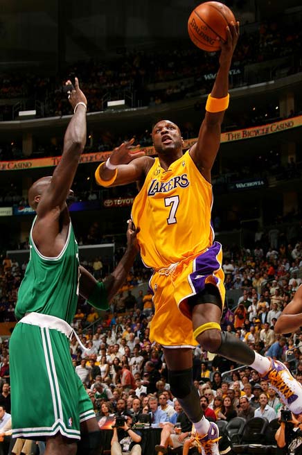 转会窗：尤文国米竞争21岁后卫，麦肯尼续约博弈（转会动态：尤文与国米争抢21岁后卫，麦肯尼续约谈判胶着）