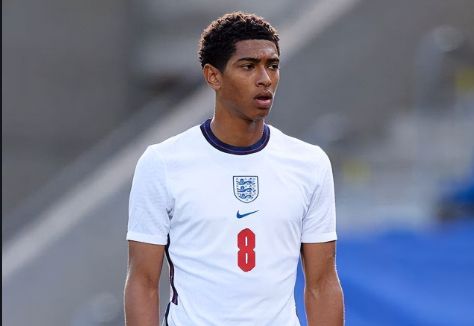 记者：曼联正在物色明年引进的防线球员，名单上大约有10人（记者称曼联已启动明年后防引援搜寻，候选名单约10人）