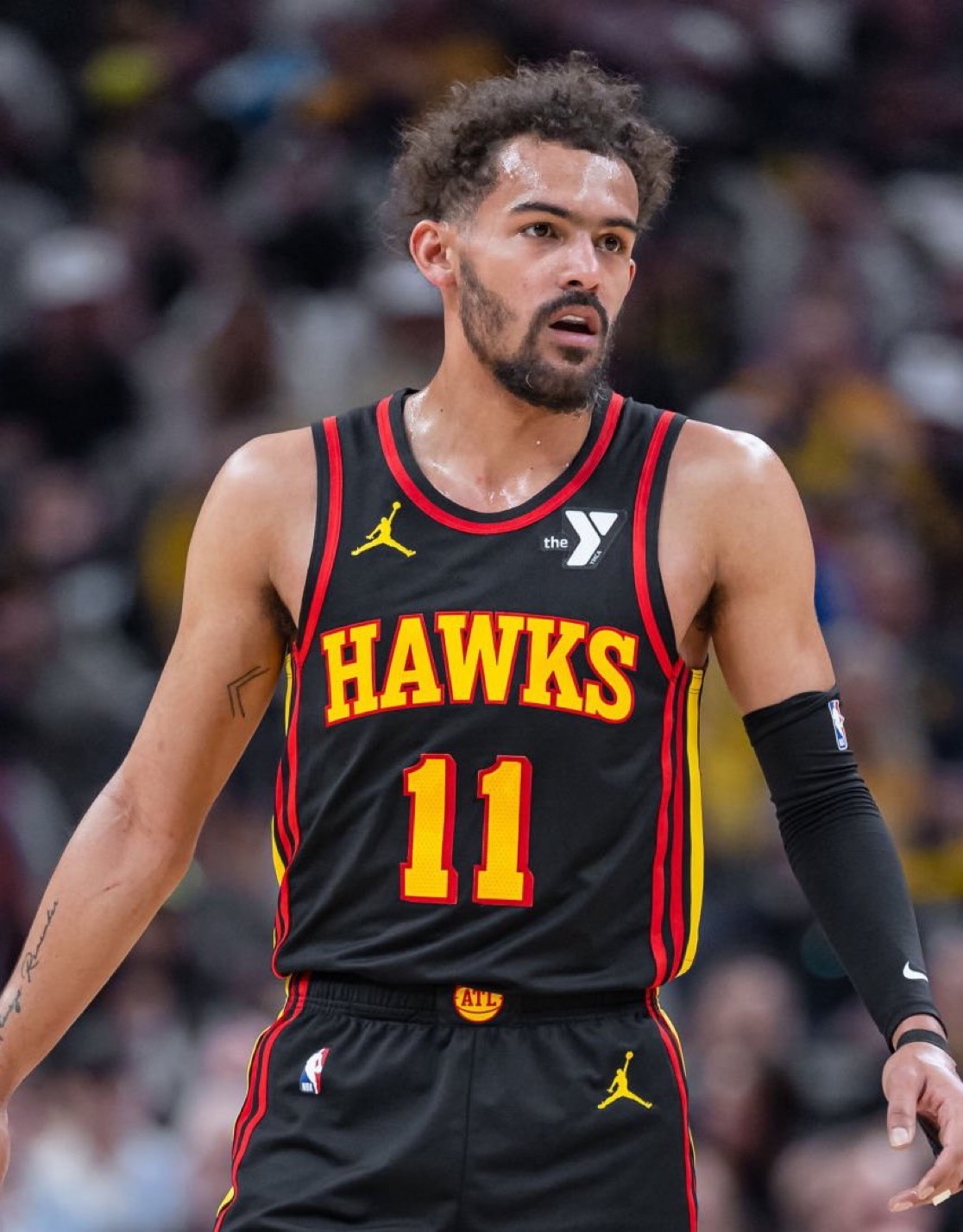 来砸场子的？几位C罗球迷现身梅西印度行看台，被安保请出场（几名C罗球迷亮相梅西印度行看台，随后被安保请离场）