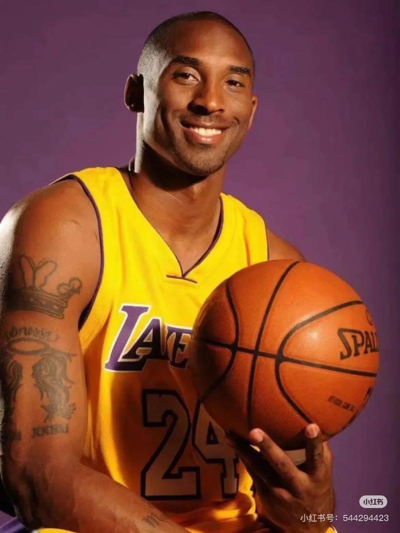 史密斯表现卓越，三分球如雨点般落下（史密斯状态火爆，三分接连命中）