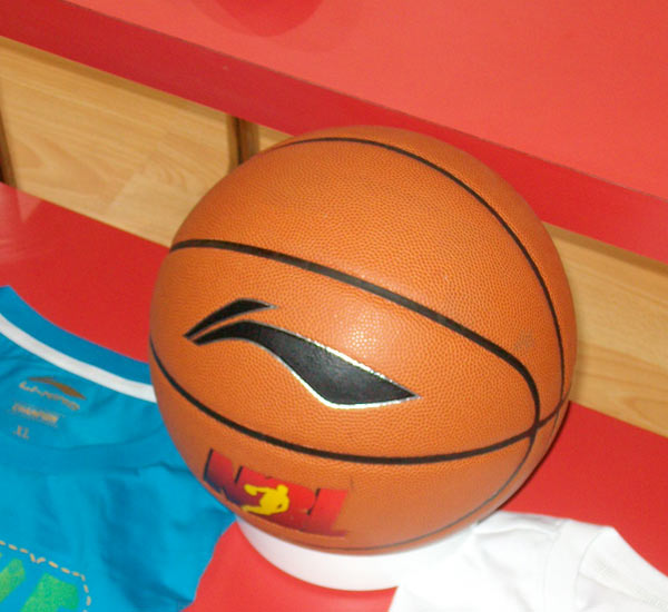 德甲战报：两队共7人染黄，奥格斯堡0-0云达不莱梅（德甲：奥格斯堡与云达不莱梅0-0收场，双方合计7张黄牌）