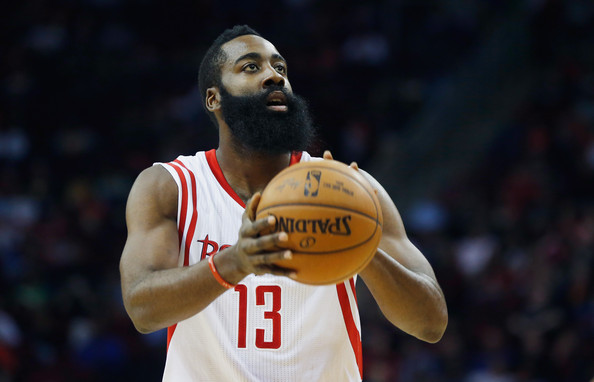 被球迷询问是否会考虑加盟阿森纳，库尼亚大笑回应（被问是否加盟阿森纳，库尼亚笑着回应）