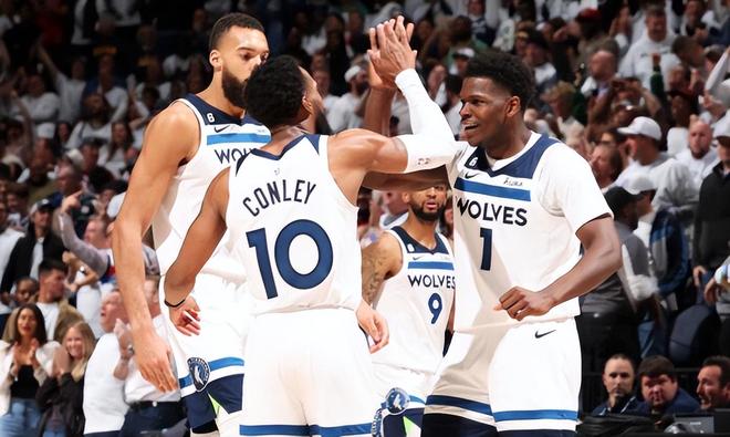 连场扑点，小米林科维奇当选那不勒斯0-0科莫全场最佳球员（小米林科维奇连场扑点，荣膺那不勒斯0-0科莫全场最佳）