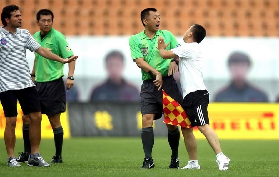 历史第三！文班亚马连续98场送出盖帽，仅逊尤因&穆托姆博（史上第三！文班亚马连续98场有封盖，仅次尤因与穆托姆博）