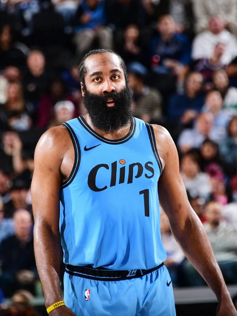 东契奇复出半场9中5轰15分5助，带领湖人追分（东契奇复出半场9投5中砍15分5助攻，率湖人掀起追分潮）